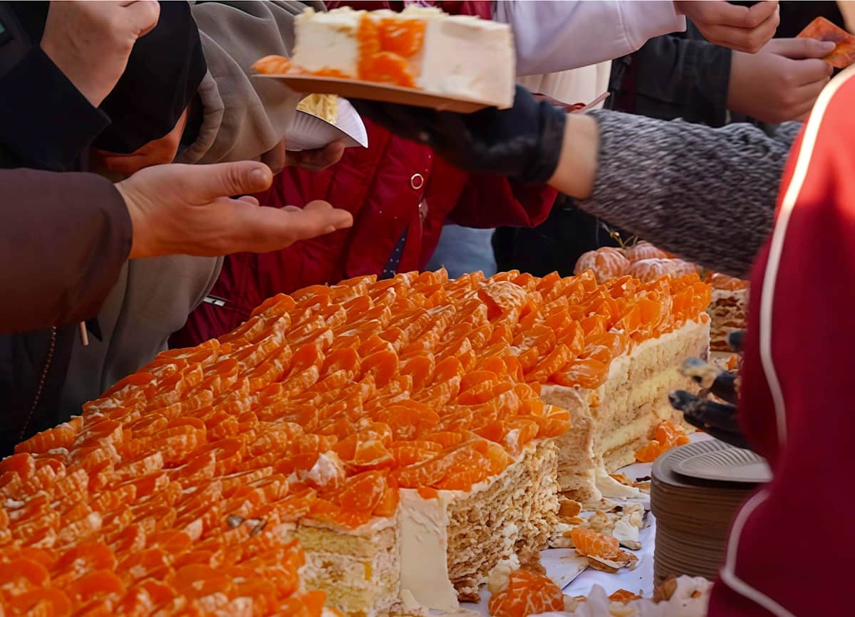 სოხუმში 54 მეტრის სიგრძის მანდარინის ნამცხვარი გამოაცხვეს