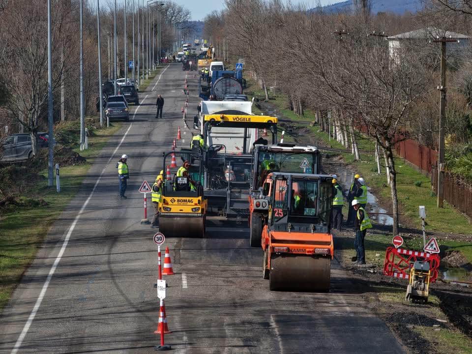 საერთაშორისო მნიშვნელობის თბილისი–სენაკი–ლესელიძის საავტომობილო გზაზე, ხობის მუნიციპალიტეტის ტერიტორიაზე, პერიოდული შეკეთების სამუშაოები ორ მონაკვეთზე აქტიურად მიმდინარეობს
