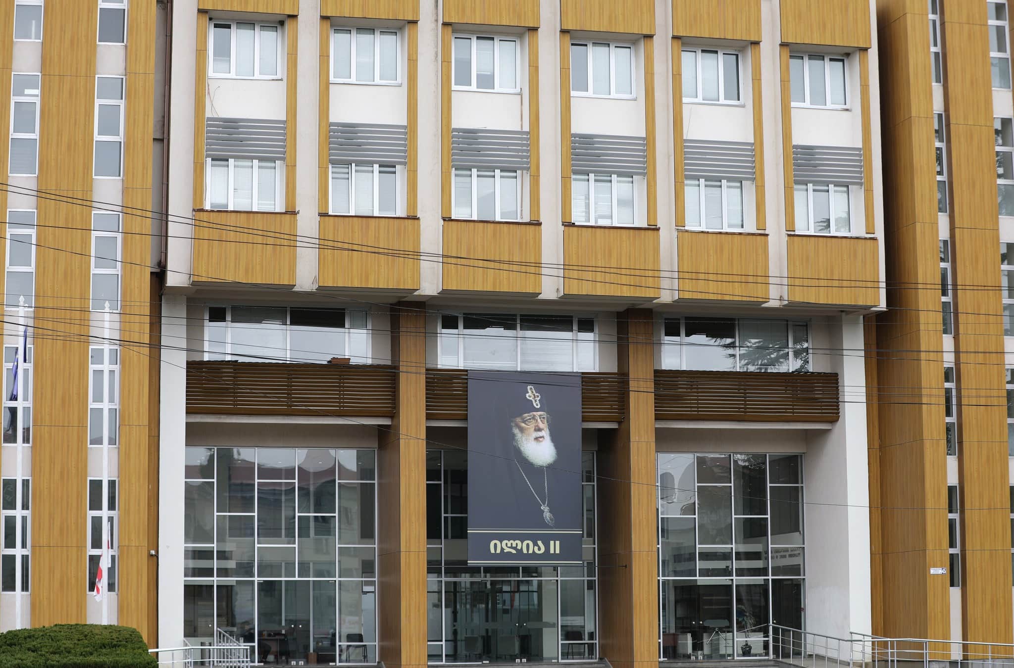 სამეგრელო-ზემო სვანეთის სახელმწიფო რწმუბნებულის ადმინისტრაციის შენობაზე პატრიარქის ბანერი განთავსდა [ვიდეო]