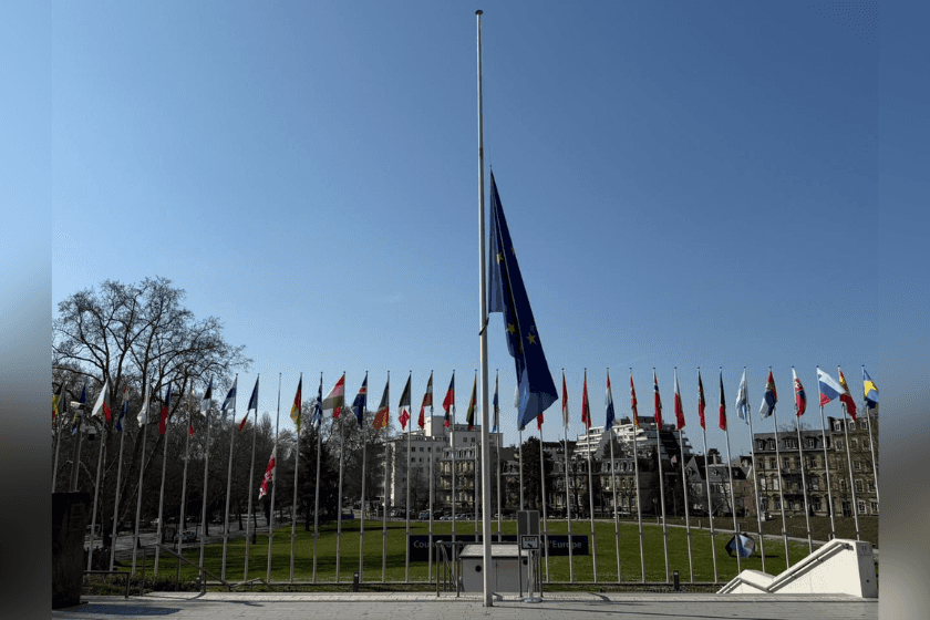 პატრიარქის გარდაცვალებასთან დაკავშირებით ევროპის სასახლის წინ ევროპის დროშა დაეშვა