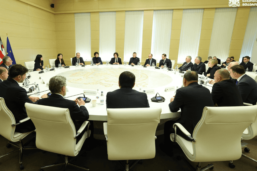 საქართველოს მთავრობა: შეიქმნება სახელმწიფო კომისია, რომელიც პატრიარქის დაკრძალვის საორგანიზაციო საკითხებზე იმუშავებს. ასევე, საქართველოს ხელისუფლების წარმომადგენლები ჩაერთვებიან საპატრიარქოს კომისიის მუშაობაში