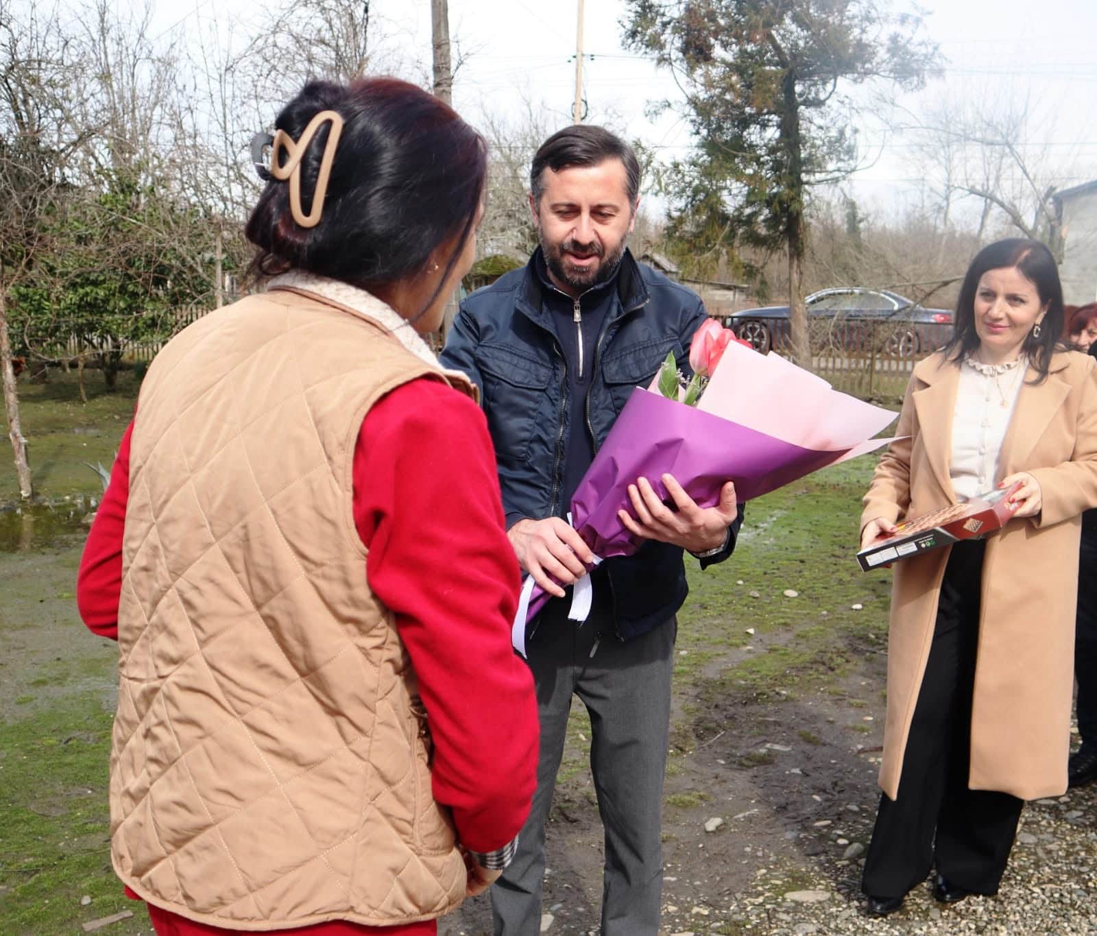 აბაშის მერიამ მრავალშვილიან დედებს საჩუქრები გადასცა