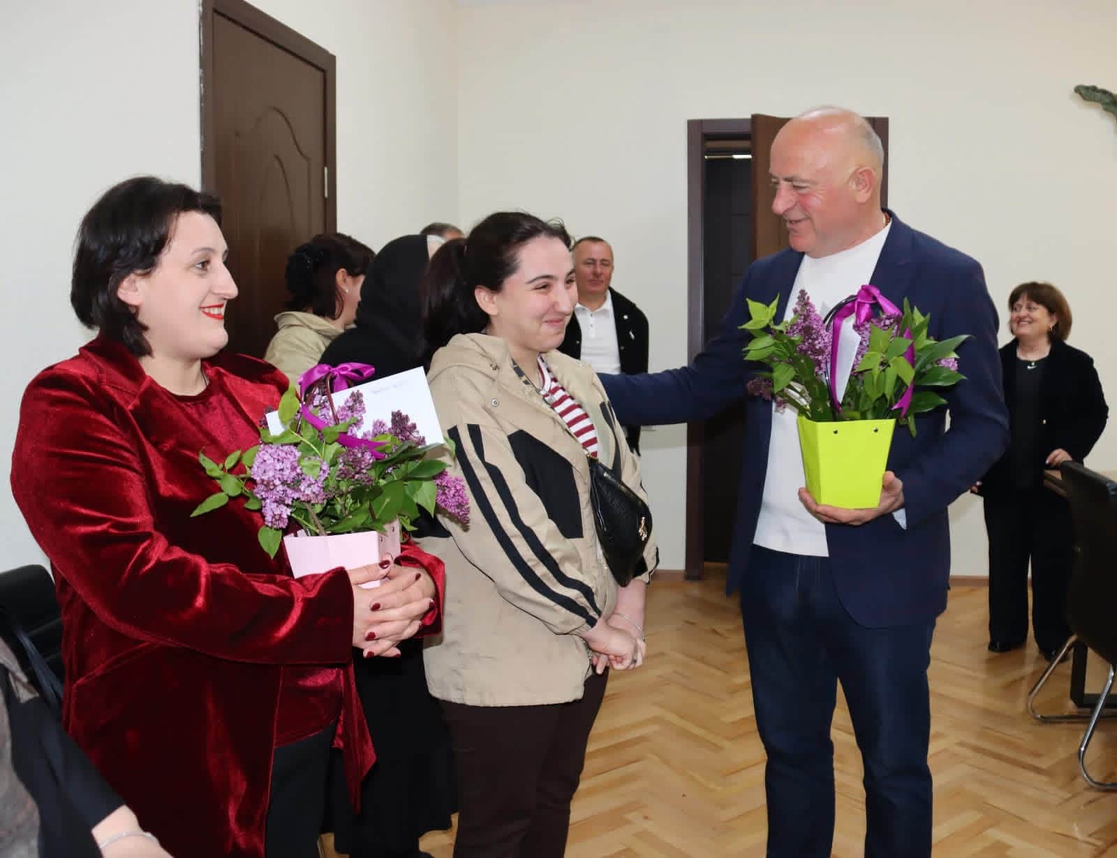 ჩხოროწყუს მერია: ჯუმბერ იზორია მრავალშვილიანი დედების მხარდაჭერას აგრძელებს