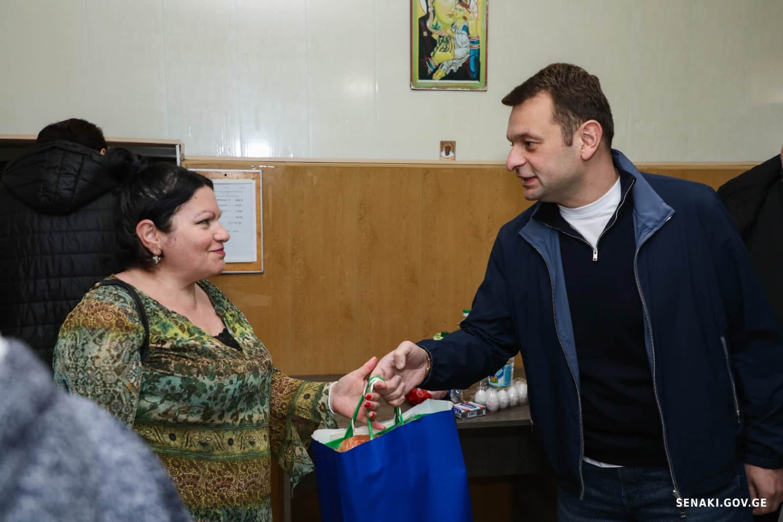 სენაკის მერიამ კვების ცენტრის 237 ბენეფიციარს სააღდგომო ნობათები გადასცა