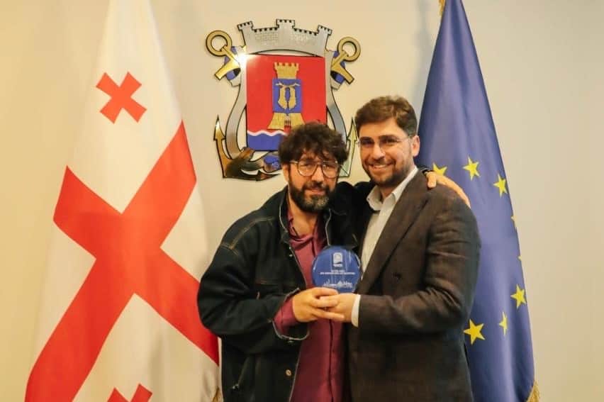 ბექა ვაჭარაძემ ფოთის თეატრის მსახიობს,  ჯანო იზორიას  საუკეთესო მსახიობის ჯილდოს  მოპოვება მოულოცა 