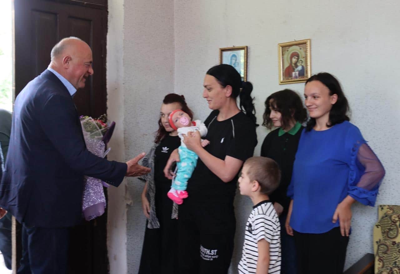 ჩხოროწყუს მერმა ფრიდონ კოხიას ოჯახს მეშვიდე შვილის შეძენა მიულოცა