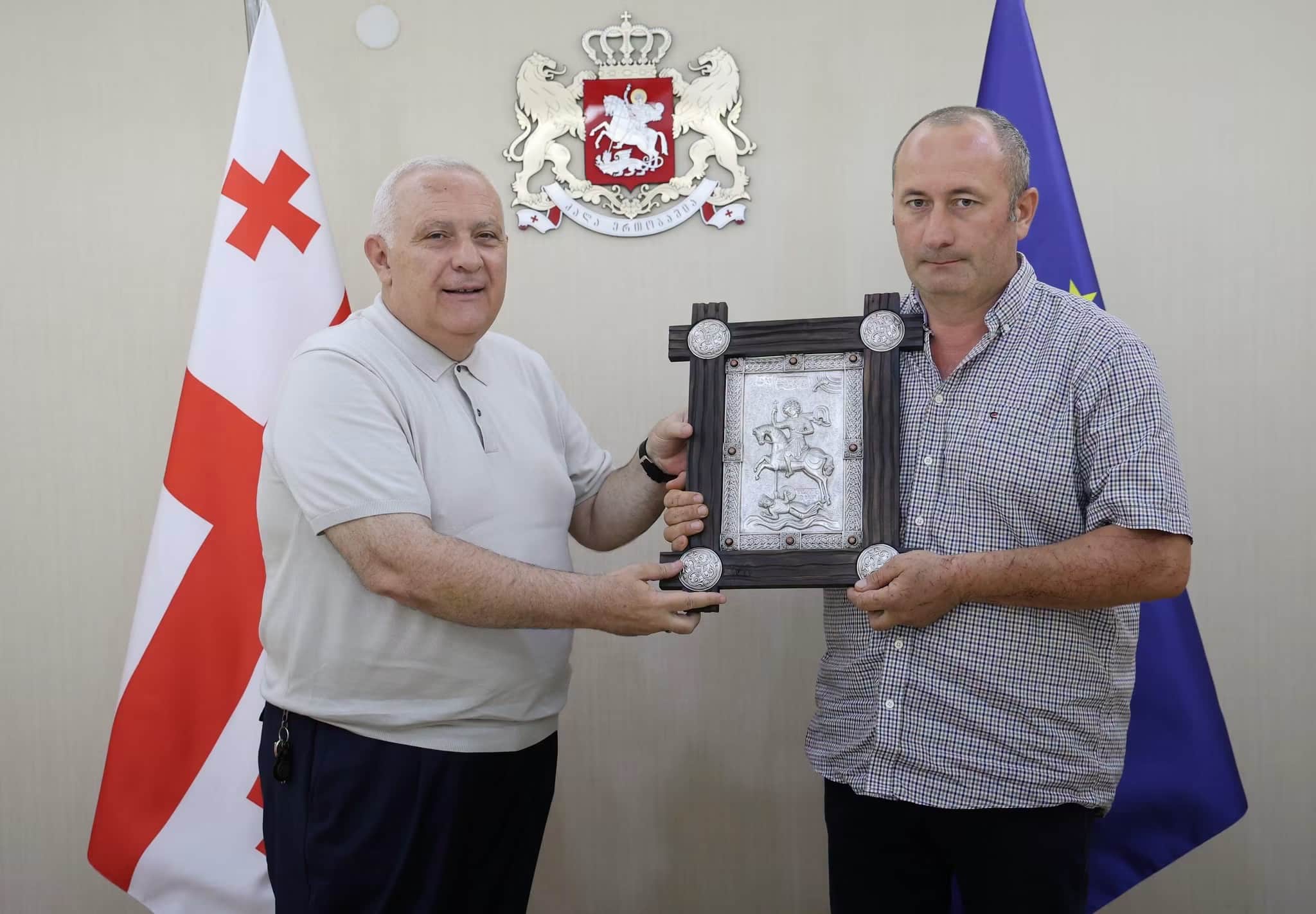 სახელმწიფო რწმუნებული დავით ვერავა ირაკლი მაქაცარიას შეხვდა, რომელმაც სქურის ხეობის ადიდებულ მდინარეში დედა-შვილი გადაარჩინა
