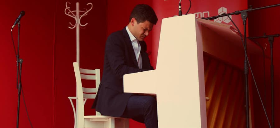 მოძრავი სცენა და პიანისტი დავით ალადაშვილი ენგურის ხიდზე