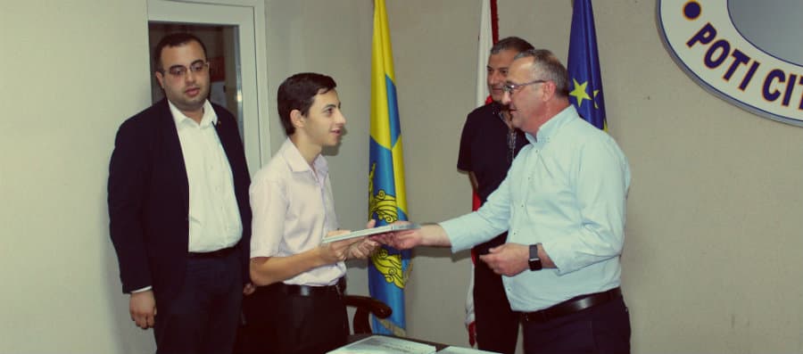 ფოთის მერმა კურსდამთავრებულებს სტუდენტობა მიულოცა