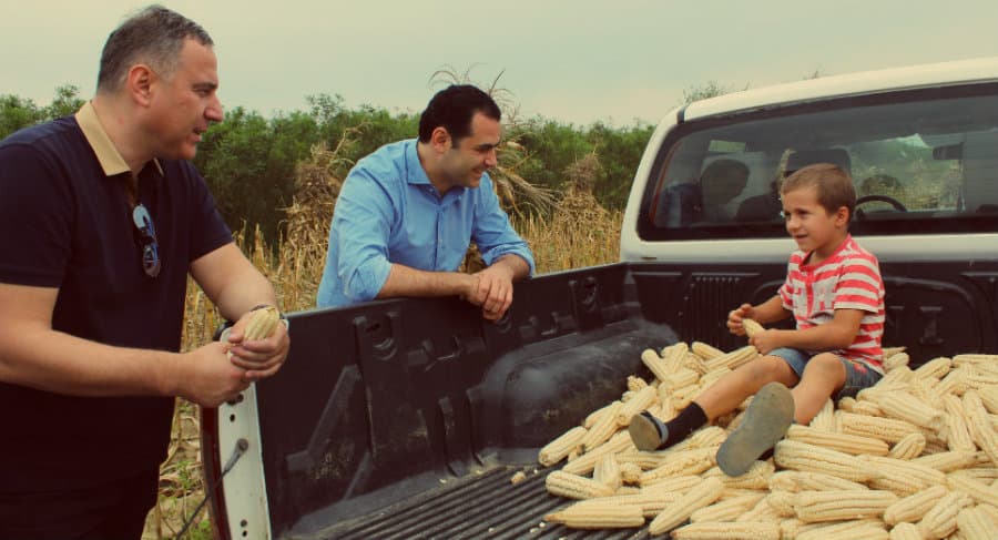 გაღიმებული გუბერნატორი და პატარა ბიჭის საშემოდგომო მოსავალი (დღის ფოტო)