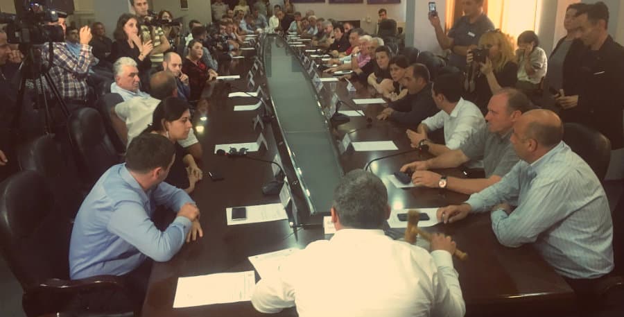 სიტყვიერი დაპირისპირების შემდეგ ზუგდიდში საკრებულოს რიგგარეშე სხდომა დაიხურა