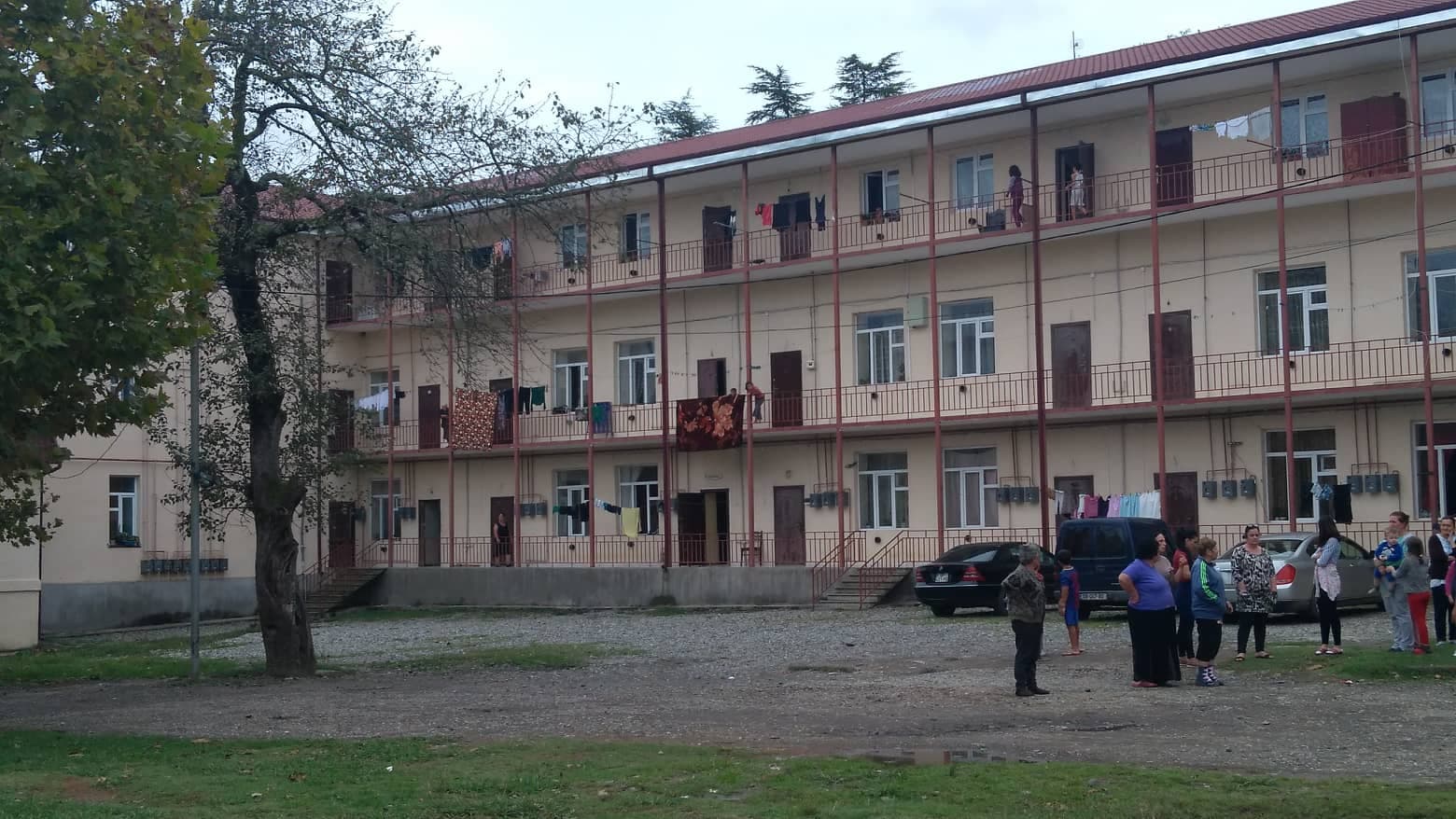 აქცია ახალსოფელში – დევნილები სასმელი წყლის უქონლობას აპროტესტებენ