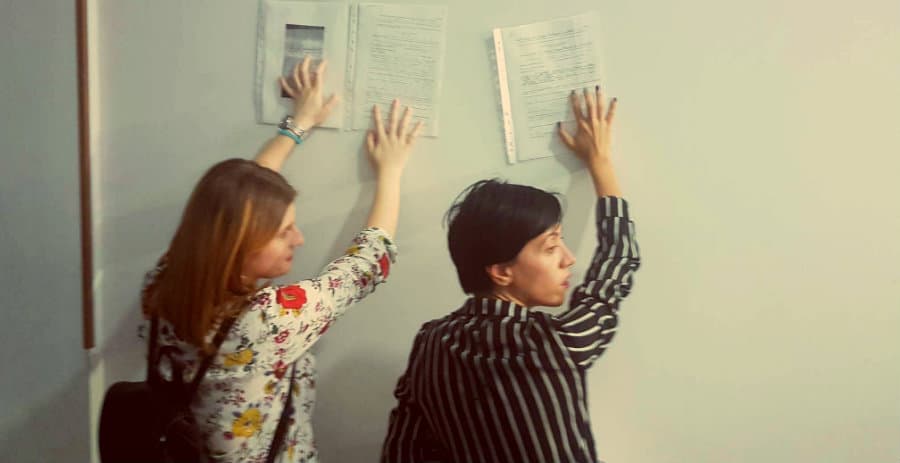 ზუგდიდში საარჩევნო კომისიის შენობის კედელზე ენმ -ს ზუგდიდის ორგანიზაციის თავმჯდომარემ საჩივრები გააკრა