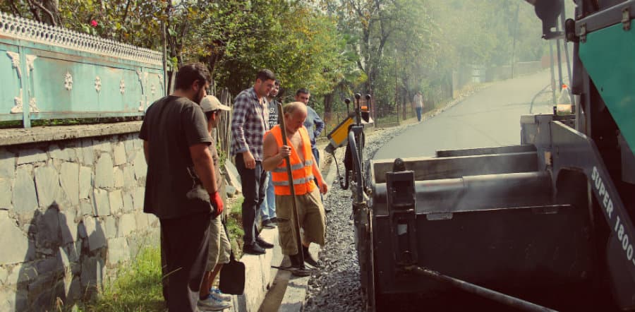 მარტვილში საავტომობილო გზების ასფალტობეტონის საფარით რეაბილიტაციის სამუშაოები გრძელდება