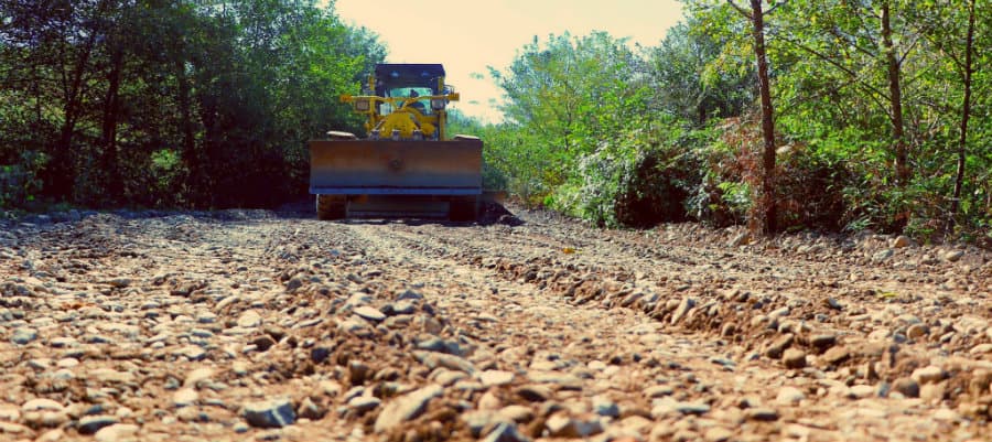 სენაკში, ადმინისტრაციულ ერთეულებში გზების სარეაბილიტაციო სამუშაოები დაიწყო
