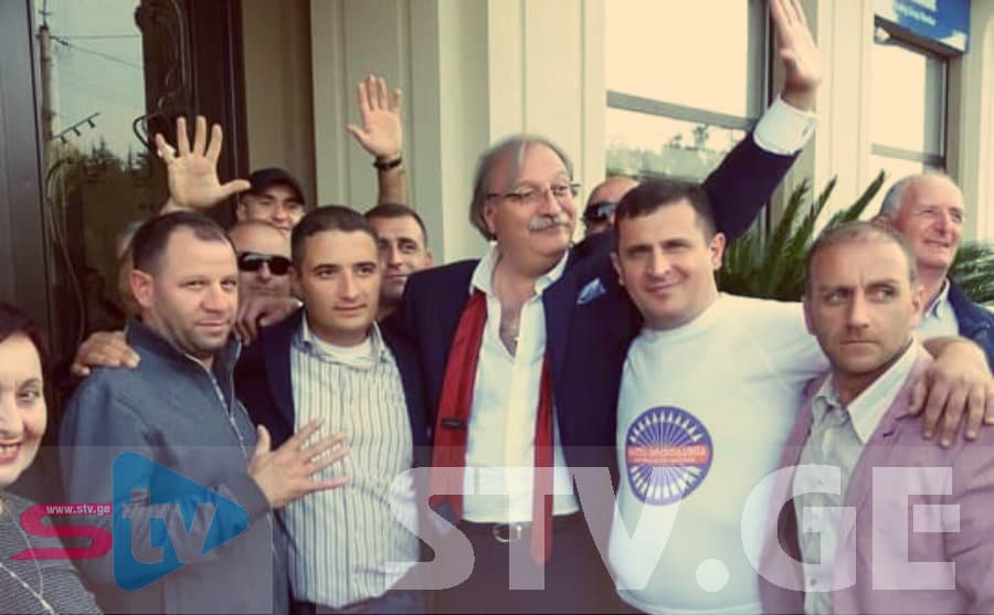 პრეზიდენტობის კანდიდატს სიმთვრალეში ჰალსტუხი “კიდია” [დღის ფოტო]