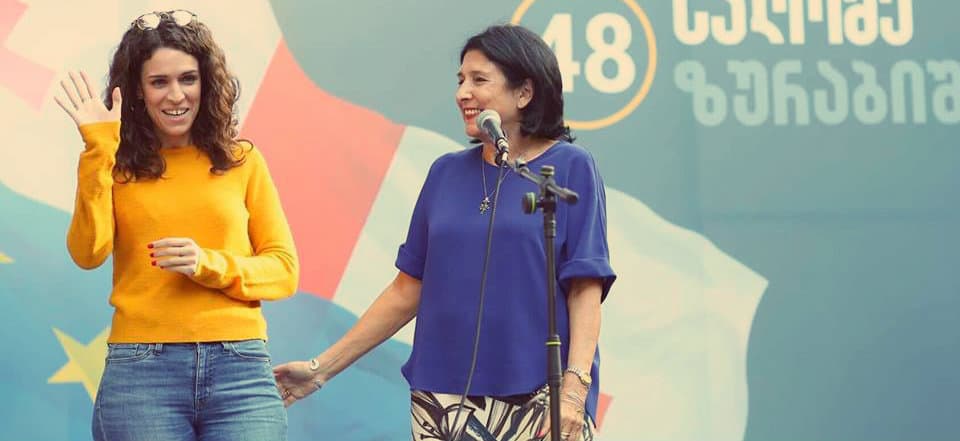 ვაკის ამრჩეველთან შეხვედრაზე სალომე ზურაბიშვილი ქალიშვილთან ერთად მივიდა