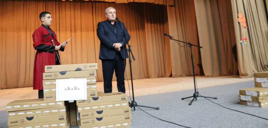 სამეგრელოში წარჩინებულ მოსწავლეებს კომპიუტერები გადაეცათ