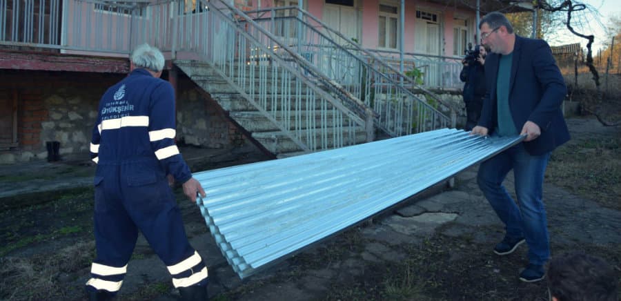 ჩხოროწყუში დაზარალებულ ოჯახებს სახლის სახურავები გადასცეს