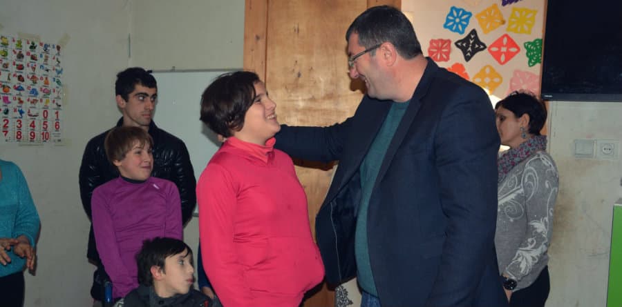 ჩხოროწყუს მერმა დღის ცენტრის ბენეფიციარებს შშმ პირთა დღე მიულოცა