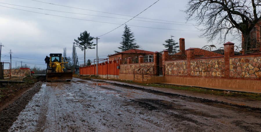 სენაკში აქტიურად მიმდინარეობს საავტომობილო გზების მოწყობისა და რეაბილიტაციის სამუშაოები