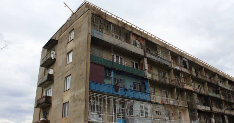 ჯვარში სტიქიის შედეგად დაზიანებული საცხოვრებელი კორპუსების გადახურვის სამუშაოები მიმდინარეობს