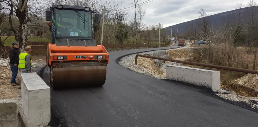 მარტვილში შიდა საავტომობილო გზების ასფალტობეტონის საფარით რეაბილიტაციის სამუშაოები გრძელდება