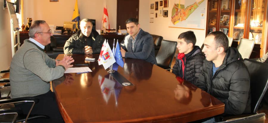 ფოთის მერი წარმატებულ სპორტსმენს შეხვდა