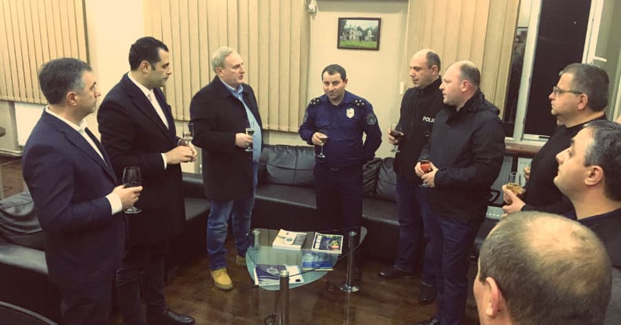 სამეგრელოს გუბერნატორი მოადგილესთან ერთად დამდეგ ახალ წელს პოლიციელებს ულოცავს
