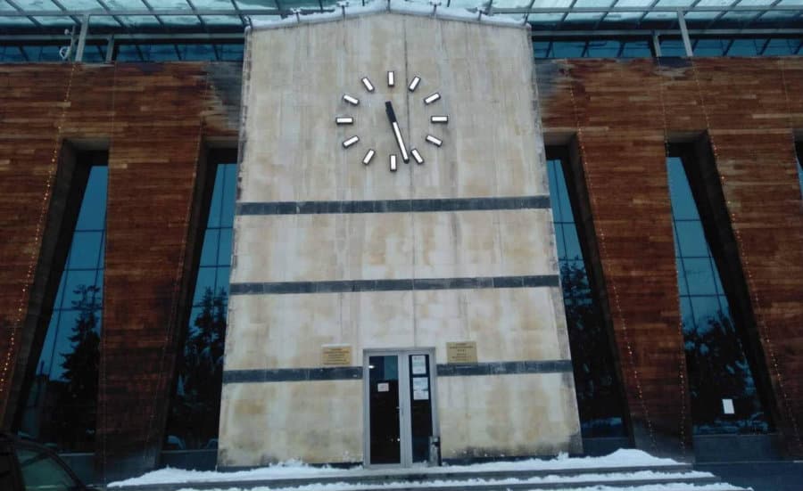 მესტიის მერიის შენობაში დამონტაჟებული საათი რეალურ დროზე გადავიდა [დღის ფოტო]