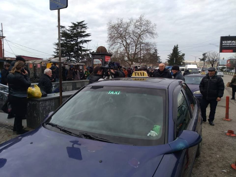 ბაზრის მიმდებარედ მომუშავე სამარშუტო ტაქსის მძღოლებმა აქცია გამართეს