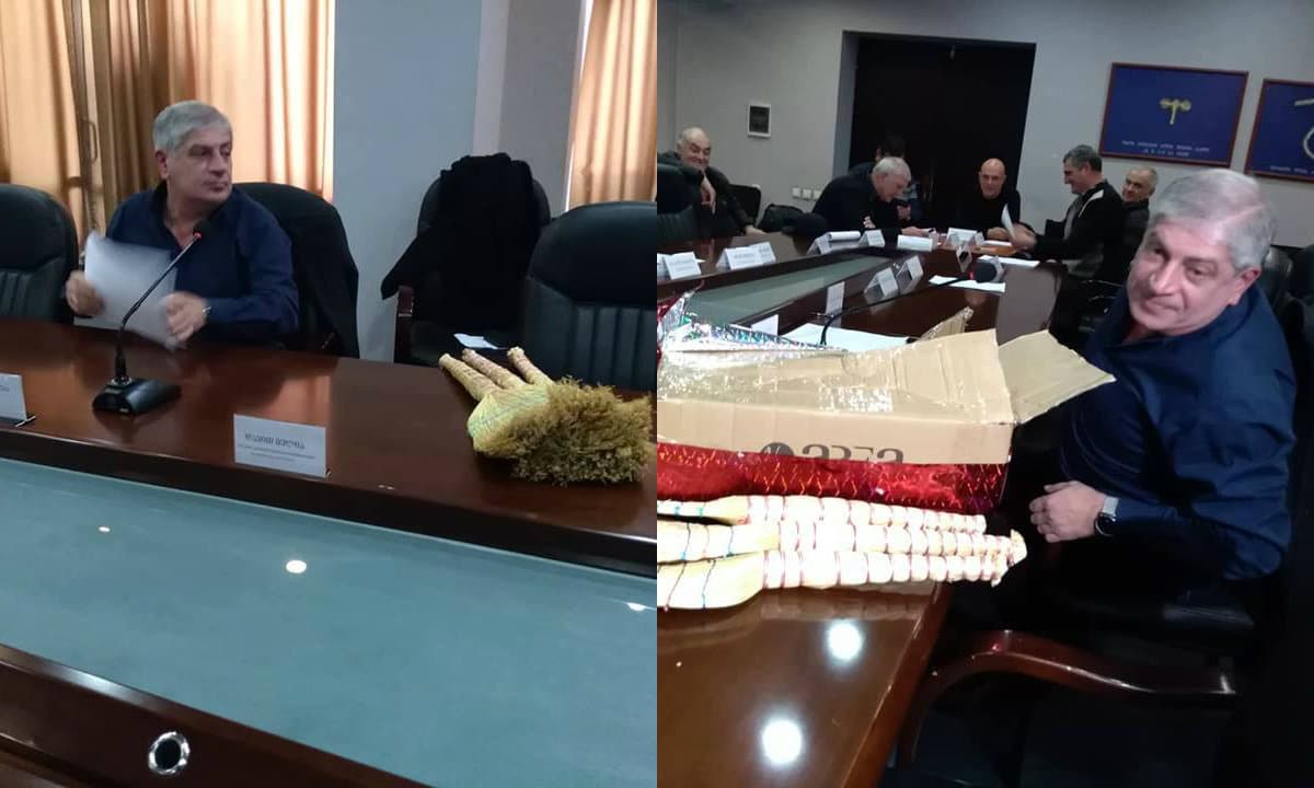 თაზო ფაცაციამ ფრაქცია „ნაციონალური მოძრაობის“ წევრს საჩუქრად ცოცხები გადასცა