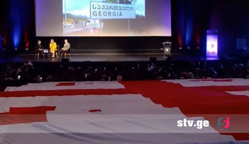 დროშით დაფარული ცარიელი სკამები ლიეჟში [დღის ფოტო]