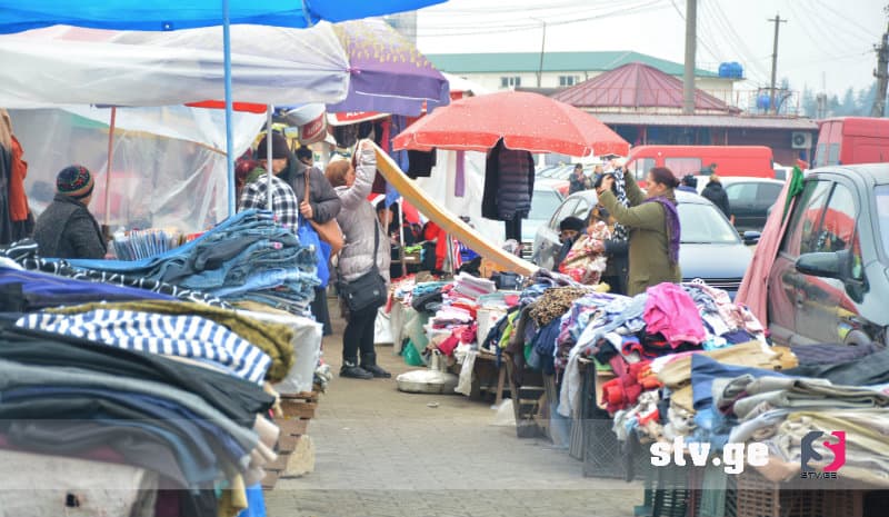 ზუგდიდში მალფუჭებადი პროდუქტი, პური, მწვანილი და ტანსაცმელი ერთად იყიდება [ფოტორეპორტაჟი]