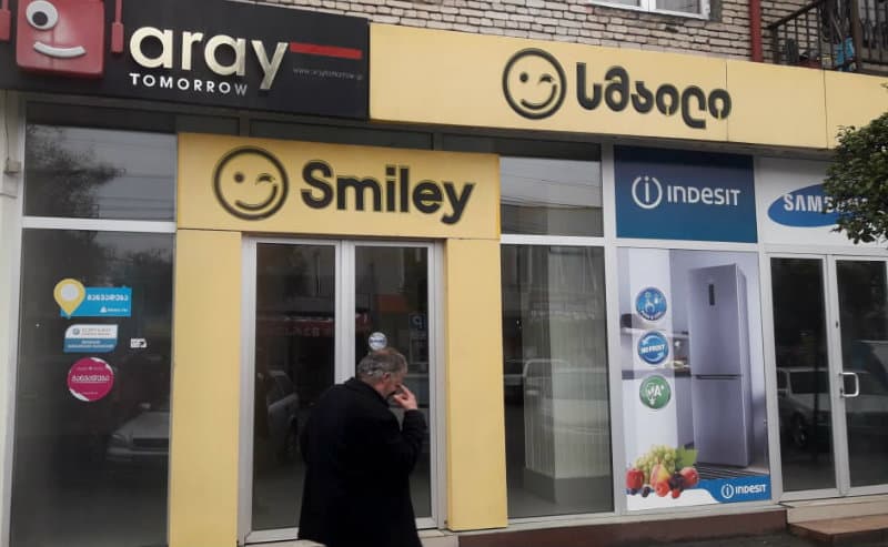 ზუგდიდში მსხვილი ტექნიკის მაღაზიებმა ლიკვიდაცია გამოაცხადეს – “ევოპულმა საქართველომ” ბრიფინგი გამართა