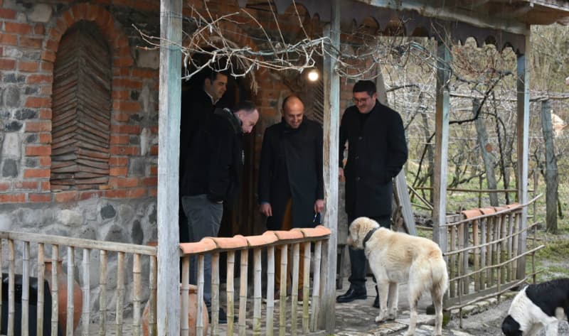 გუბერნატორი მეღვინეს ესტუმრა, რომელიც ვაზის იშვიათი მეგრული ჯიშების აღდგენას ახდენს