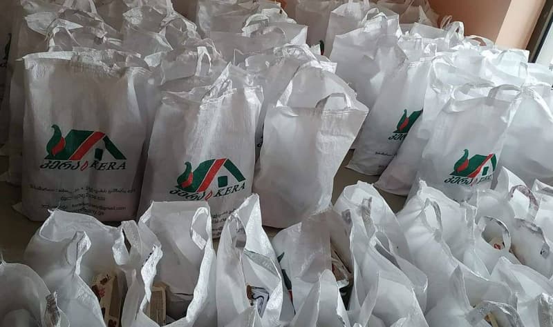 ბიზნესმენმა გოდერძი ბუკიამ ხობში სამას ოჯახს სააღდგომო ნობათი გაუგზავნა (R)