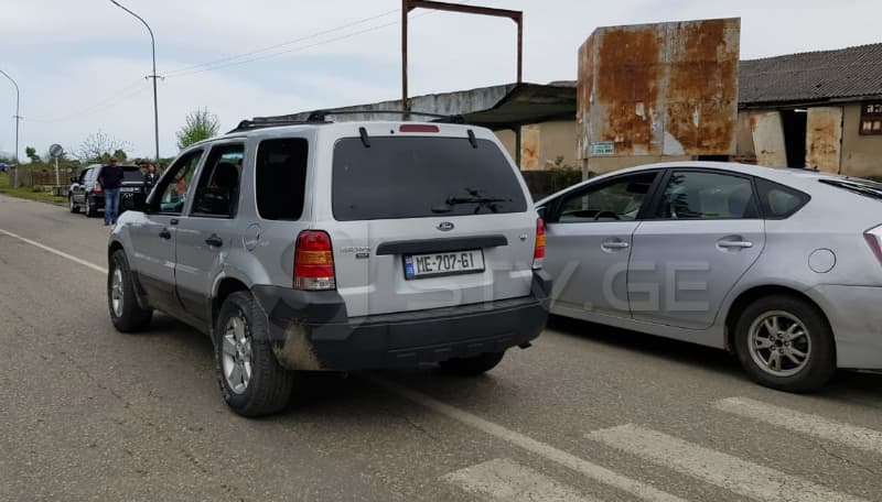 მედიაჯგუფი ზუგდიდში მეგის ქარდავას მანქანით გადაადგილდება [ფოტო]