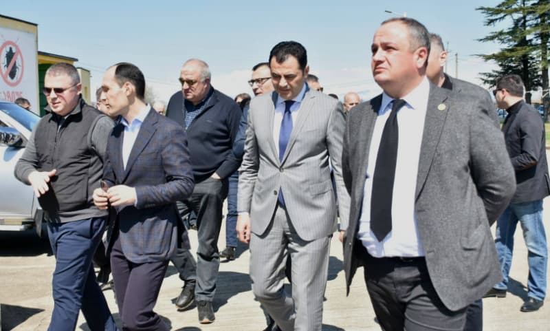 ხელისუფლების წარმომადგენლები მავნებელთან ბრძოლის მართვის ცენტრის თანამშრომლებს შეხვდნენ