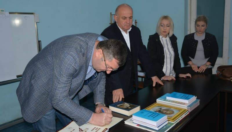 კამპანიას “აჩუქე წიგნი” – ჩხოროწყუს მუნიციპალიტეტი შეუერთდა