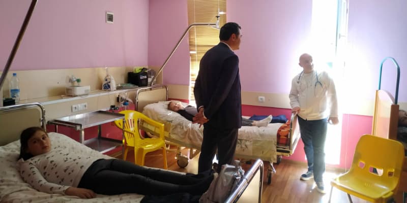 სენაკის საავადმყოფოში მოთავსებული ბავშვები სახელმწიფო რწმუნებულმა მოინახულა