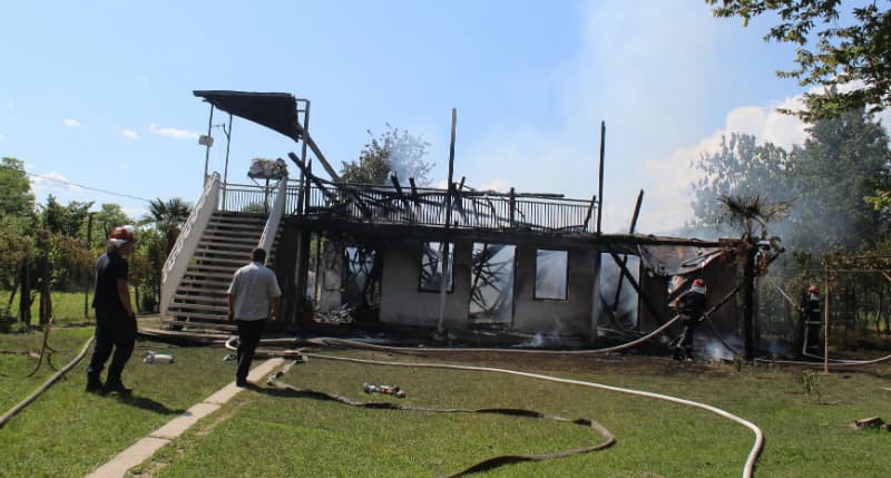 სოფელ ეწერში ადგილობრივის სახლს ხანძარი გაუჩნდა და მთლიანად დაიწვა