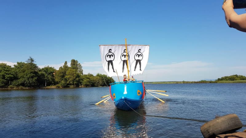 მდინარე კაპარჭინასა და პალიასტომის ტბის შესართავთან, გემი საზეიმო ვითარებაში ჩაეშვა