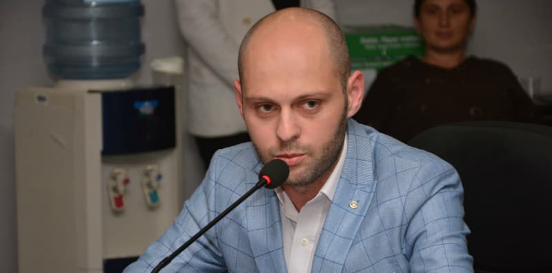 ზუგდიდის საკრებულომ კონსტანტინე კაკავას უფლებამოსილება შეუჩერა