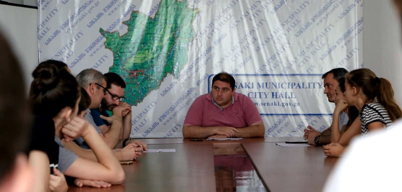 სენაკის მერი ხელოვნების ცენტრის კურსდამთავრებულებს შეხვდა