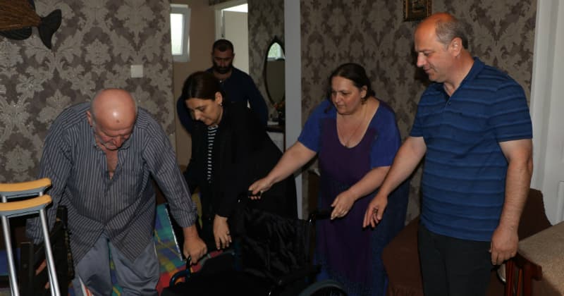 სენაკის მერიამ შშმ პირებს გადასაადგილებელი ეტლები გადასცა