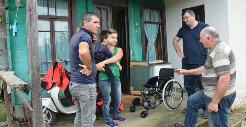 ჩხოროწყუს მერმა 9 წლის გიორგი ბერიას სამედიცინო ეტლი გადასცა