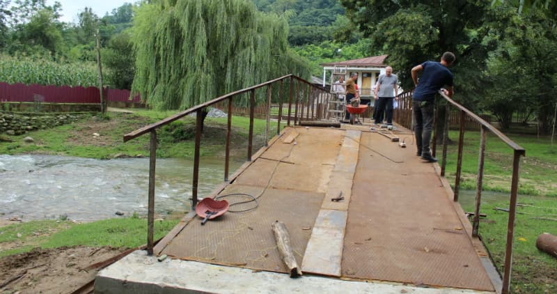 სქურდილას უბანში საფეხმავლო ხიდის მშენებლობა მიმდინარეობს