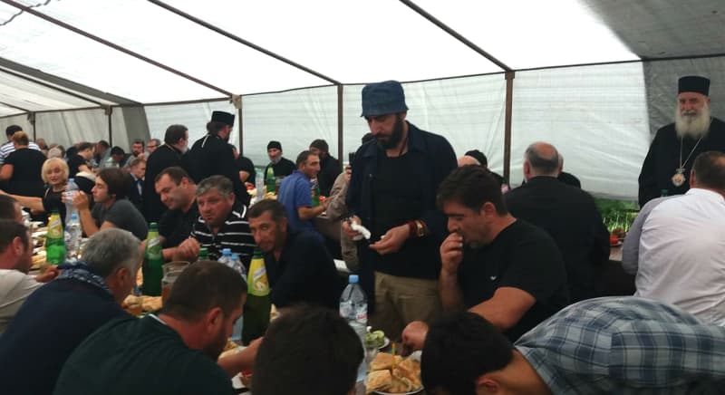 ტრაპეზი და ხელმოწერები ლგბტ პროპაგანდის წინააღმდეგ ზუგდიდში [ფოტო]