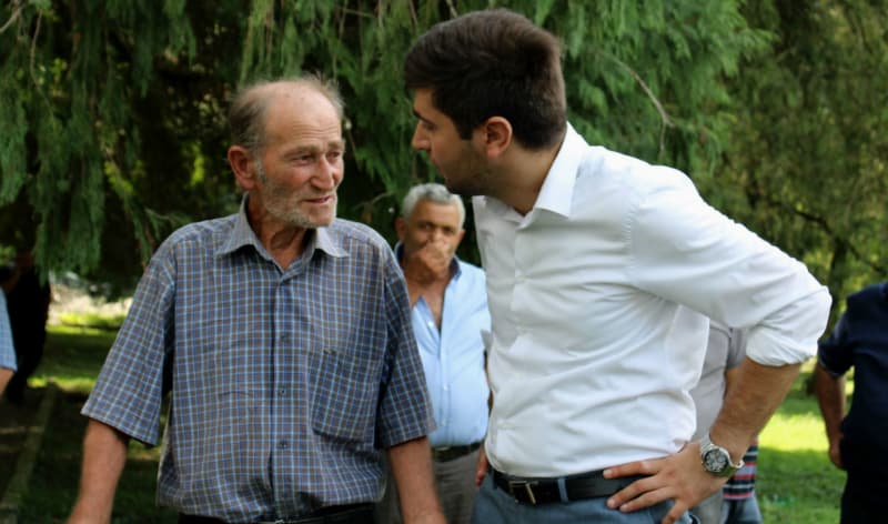 ხელისუფლების წარმომადგენლები აბაშის სოფლებში მოსახლეობას ხვდებიან